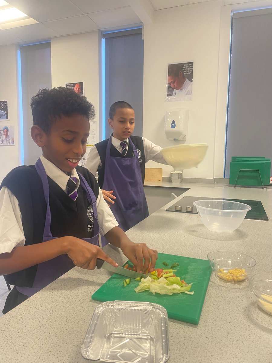 ActToan's tweet photo. The amazing year seven pupils prepared pasta salad which was very tasty !! https://t.co/DvQDCmIEUh