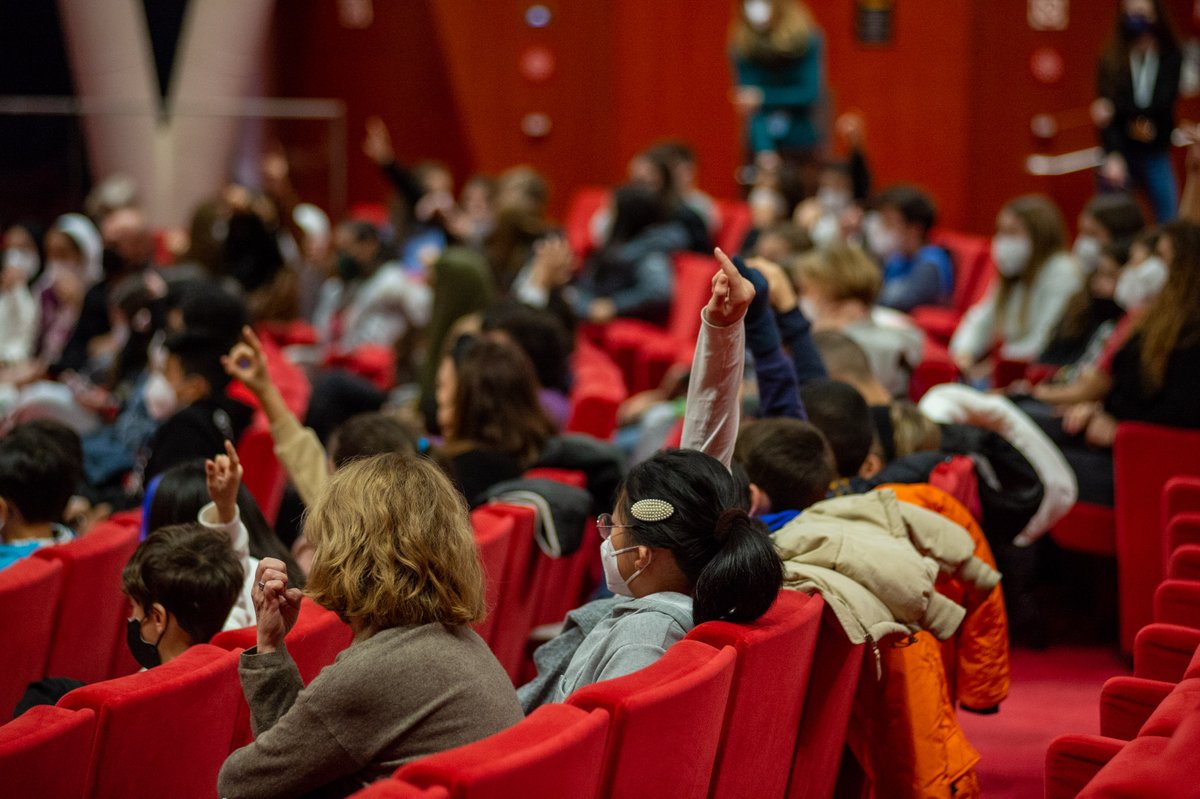 Grazie a tutti i ragazzi e le ragazze che questa mattina hanno partecipato con entusiasmo all’incontro nell’Auditorium @Pirelli “Parole in viaggio. Un gioco che parte dalla scuola” con Antonella Sbuelz, @aleteddina e @antoniocalabro