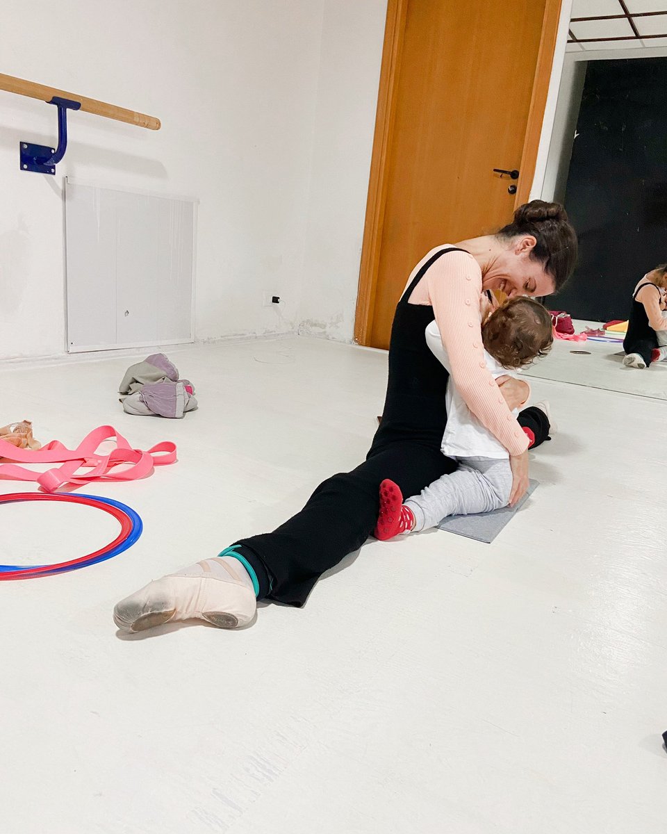 Piccole ballerine crescono 💕 
#mumanddaughter #iloveyou #mylove #babyballerina #spaccata #stretching #ballerinalife #lifeisbeautiful