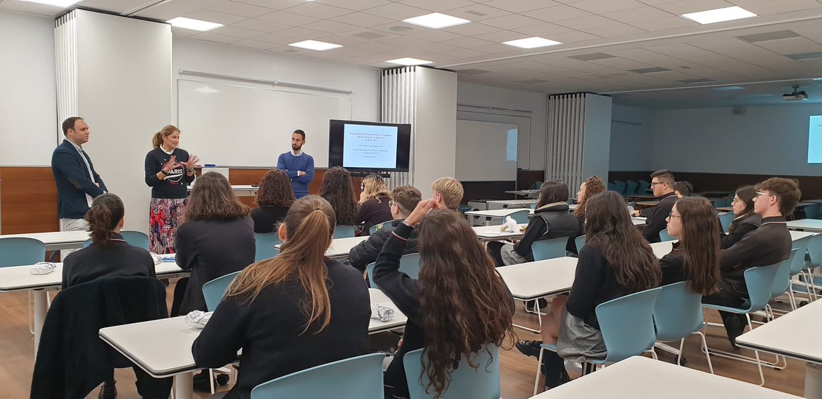 marilesnavarro's tweet photo. 👩🏼‍🎓En clase de economía hemos tenido la suerte de contar con la @UNAV 👨🏻‍🎓D. Miguel Ángel Borrella ha reflexionado sobre las repercusiones económicas del diseño de impuestos. ¡Muchas gracias !#EconomíaCDSD https://t.co/mIc4OQgE0s