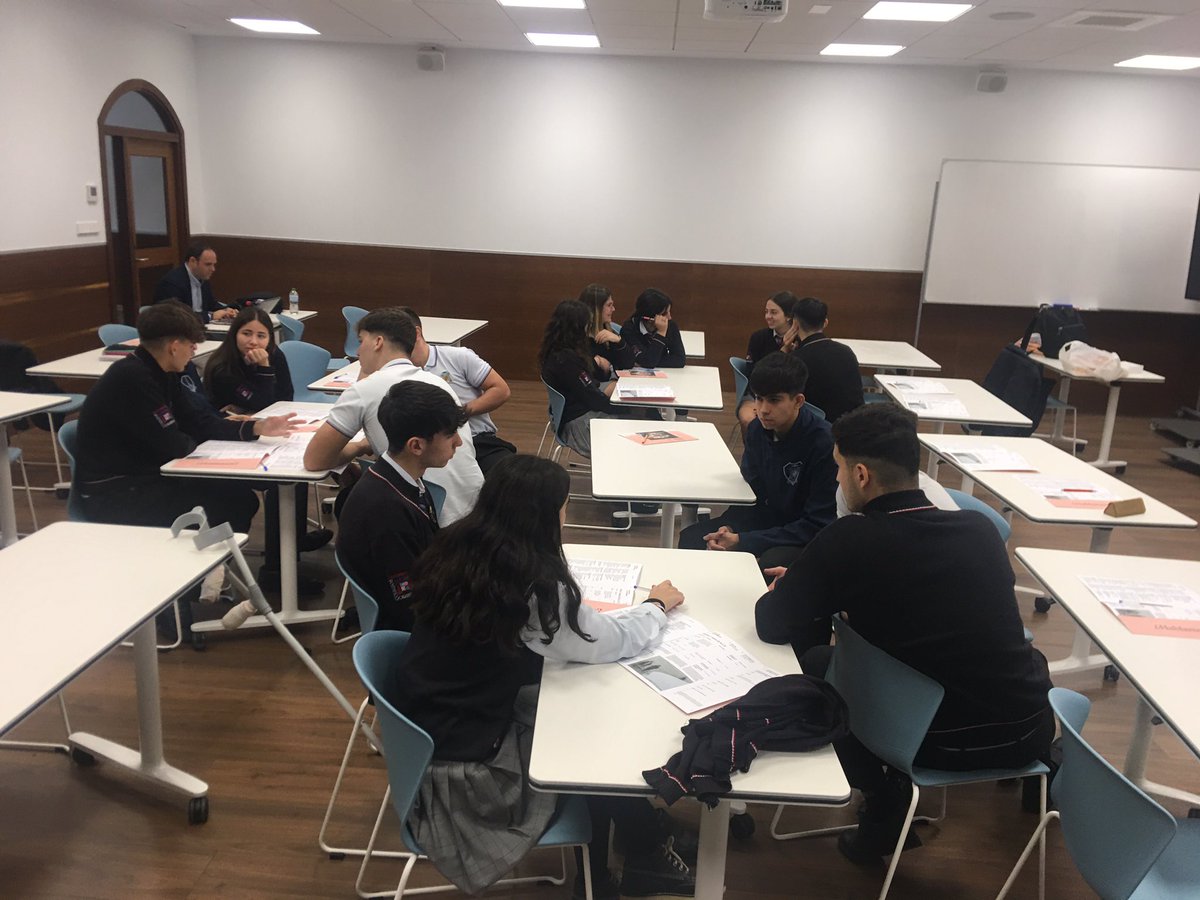 marilesnavarro's tweet photo. 👩🏼‍🎓En clase de economía hemos tenido la suerte de contar con la @UNAV 👨🏻‍🎓D. Miguel Ángel Borrella ha reflexionado sobre las repercusiones económicas del diseño de impuestos. ¡Muchas gracias !#EconomíaCDSD https://t.co/mIc4OQgE0s