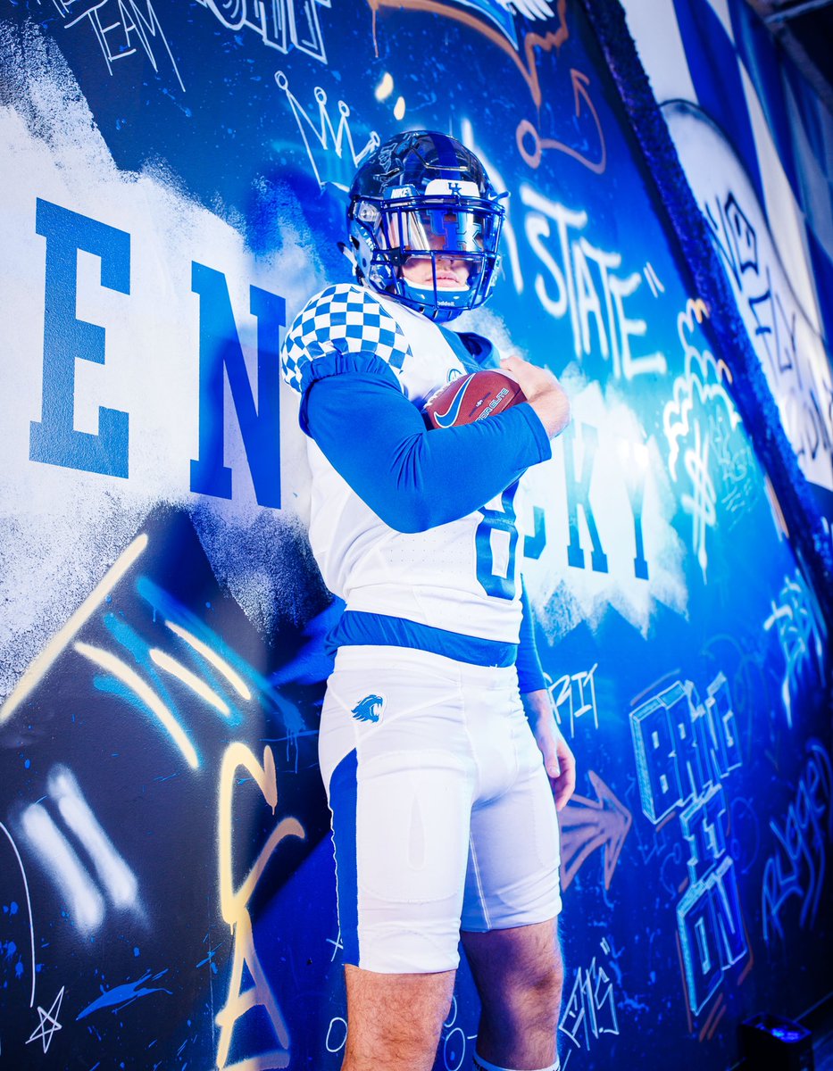 Had an amazing visit @UKFootball 
I love this place! #ForTheTeam 

Thank you very much for the hospitality @UKCoachStoops @vincemarrow 

Special Thanks to @BCollierPPI @PPIRecruits for making it possible