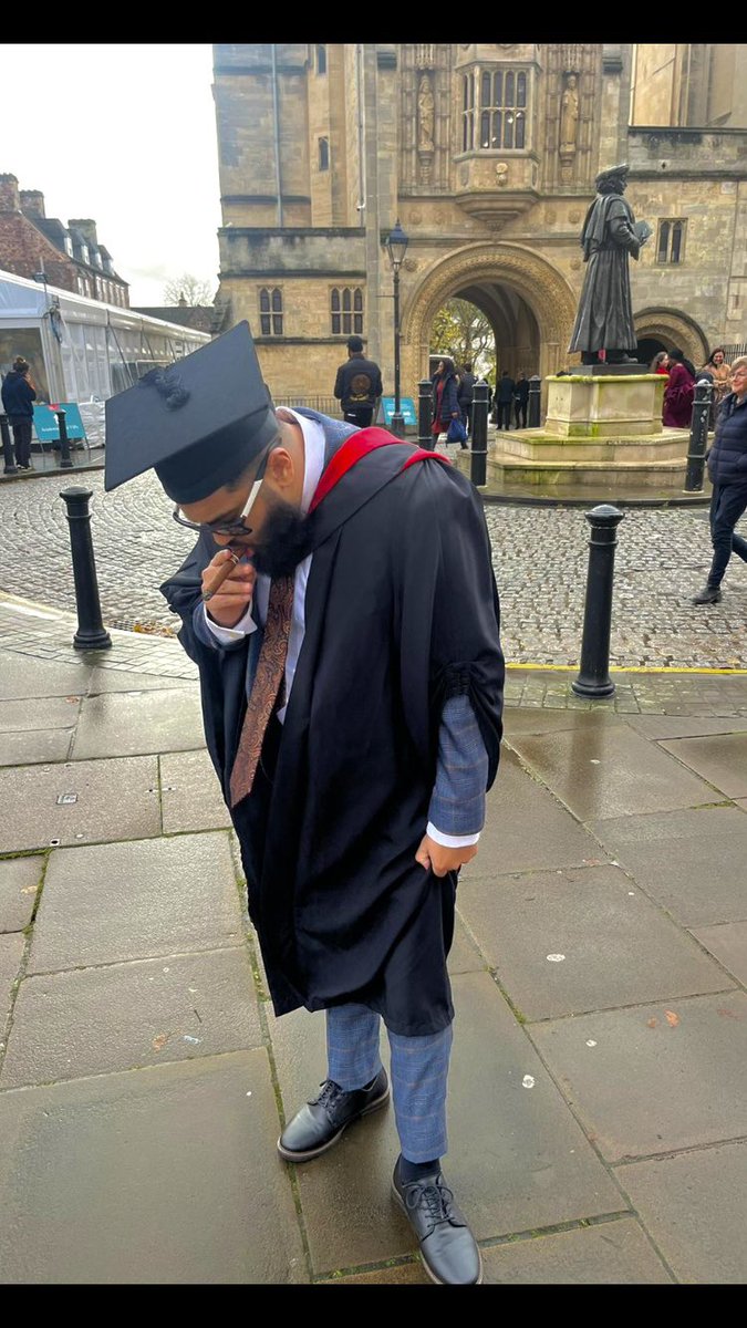 PulisicJames23's tweet photo. They said I wouldn’t make it out of GCSE’s, they can get put in this Cuban cigar bc I’m a 2:1 Economics grad Alhamdulilah https://t.co/LKgTTRvYUv