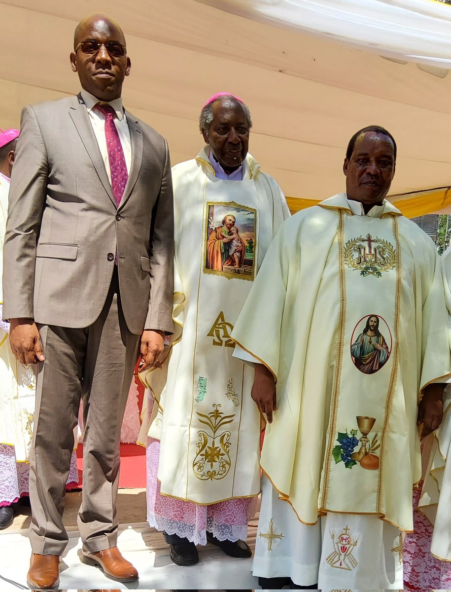 Hongera Padre Dkt. Charles Kitima kwa kutushirikisha Furaha yako ya kusherekea Jubilei ya Fedha - Miaka 25 ya Upadri.
'Ni Baraka kwa Ndugu kukaa pamoja kwa Umoja'