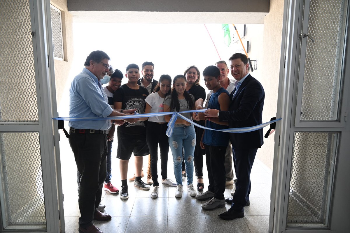 BAeducacion's tweet photo. Nuevo edificio para la Secundaria 10 de #Villarino ❤️🏫

El director general de Cultura y Educación, @AlbertoSileoni, y el intendente Carlos Belivacqua participaron de la inauguración del establecimiento que albergará una matrícula de 210 estudiantes. https://t.co/zEmgbSOElB