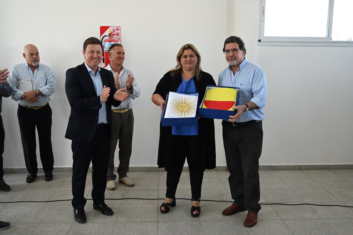 BAeducacion's tweet photo. Nuevo edificio para la Secundaria 10 de #Villarino ❤️🏫

El director general de Cultura y Educación, @AlbertoSileoni, y el intendente Carlos Belivacqua participaron de la inauguración del establecimiento que albergará una matrícula de 210 estudiantes. https://t.co/zEmgbSOElB