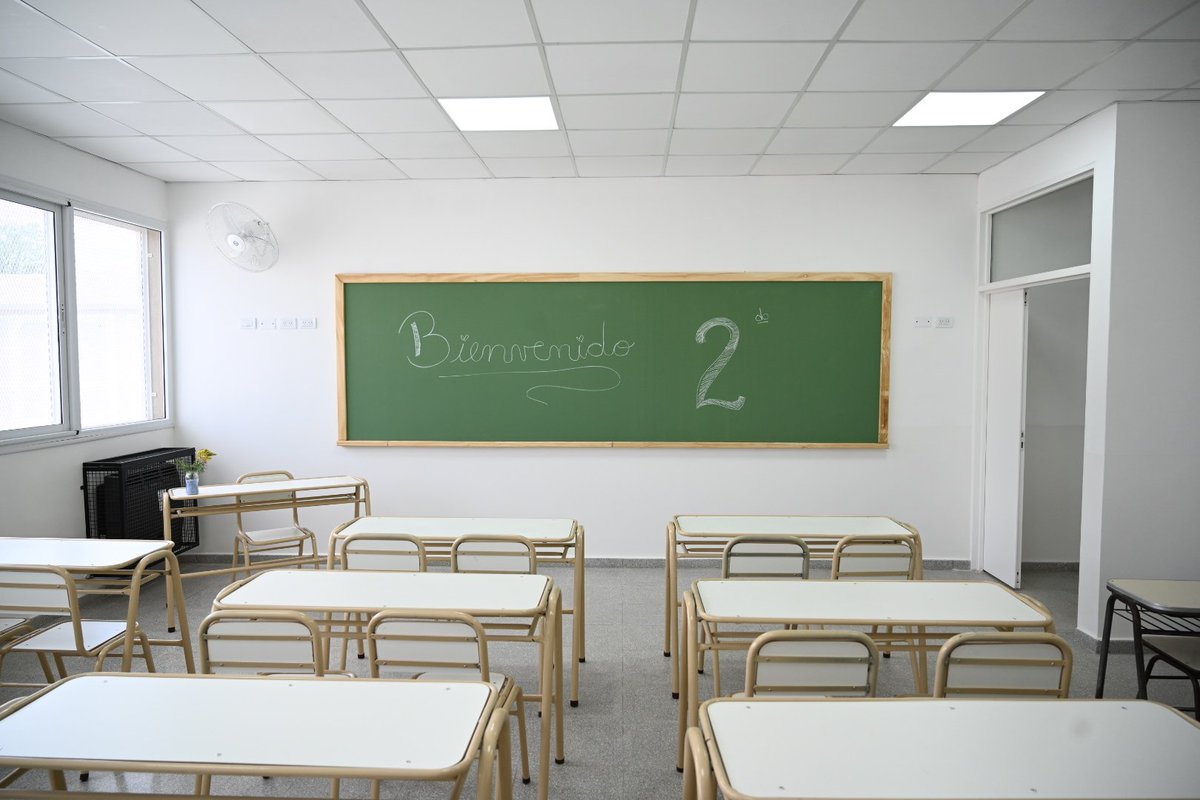 BAeducacion's tweet photo. Nuevo edificio para la Secundaria 10 de #Villarino ❤️🏫

El director general de Cultura y Educación, @AlbertoSileoni, y el intendente Carlos Belivacqua participaron de la inauguración del establecimiento que albergará una matrícula de 210 estudiantes. https://t.co/zEmgbSOElB