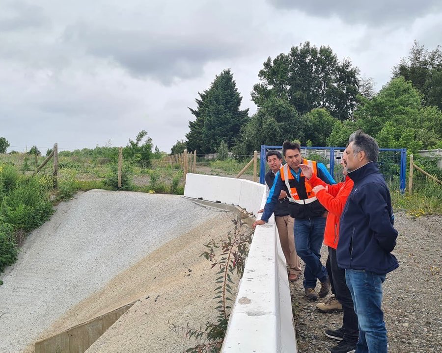 mop_nuble's tweet photo. 💧 El director regional #ObrasHidráulicas Gustavo Méndez, encabezó recepción definitiva de obras canales #DefensaNorte hasta estero Chingue y #DefensaSur desde canal El Mono hasta la descarga al río Chillán, enmarcados en la etapa 3 del Plan Maestro de Aguas Lluvias de #Chillán https://t.co/PmhJjie057