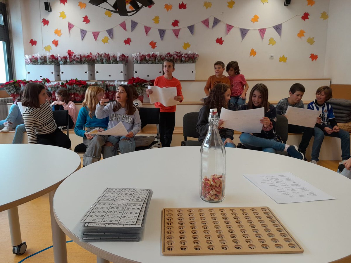 Avui les #orenetes i #pardals de l'<a href="/EscolaOlivera/">Escola l’Olivera</a> ja han començat a escalfar la veu assajant pel #QuintoSolidari de Nadal. #migdiesolivera