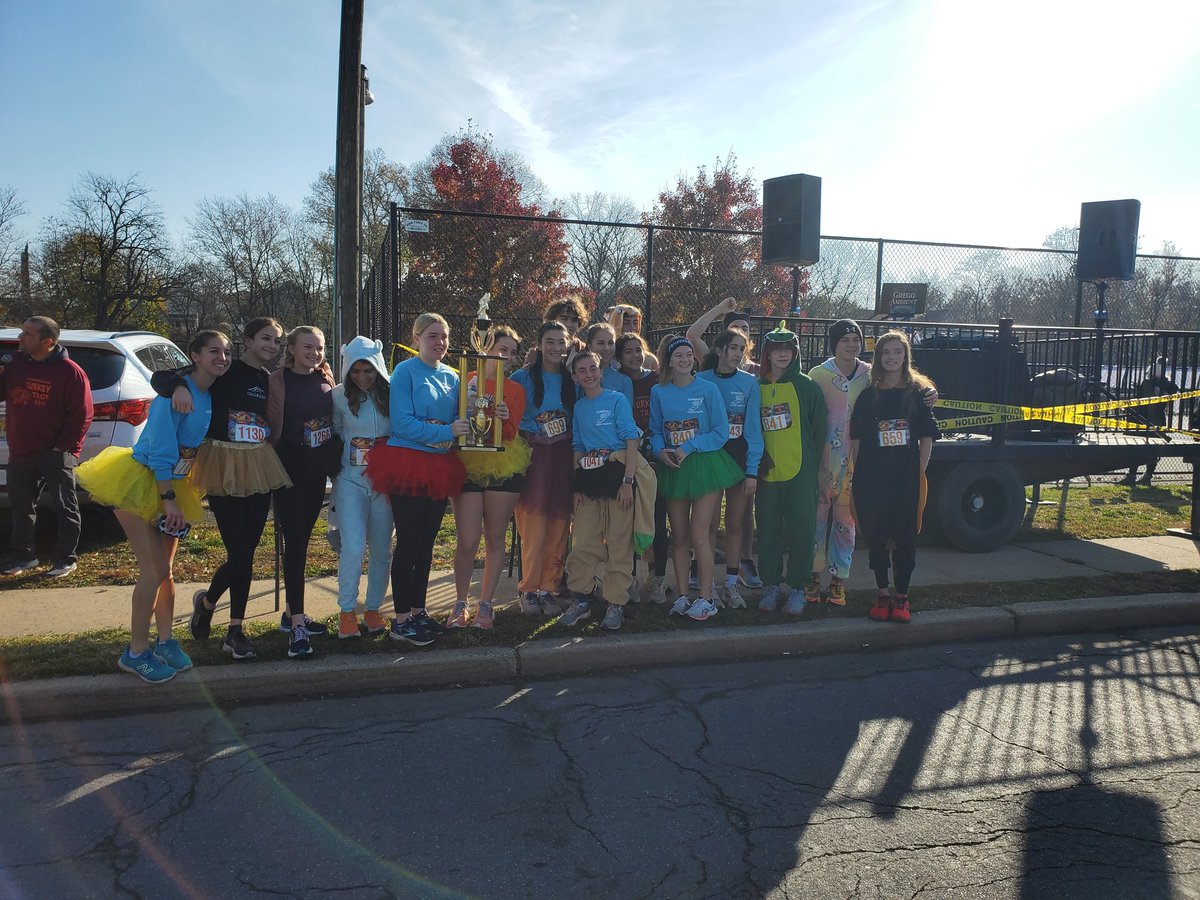 Ville XC wins for biggest team at Somerville Turkey Trot this morning!!Go Ville!! <a href="/CoachUreSHS/">Mr. Ure</a> <a href="/KafeTheCoach/">Bruce Kafer</a>  <a href="/VilleTFCoachLib/">Elizabeth Kelly</a>