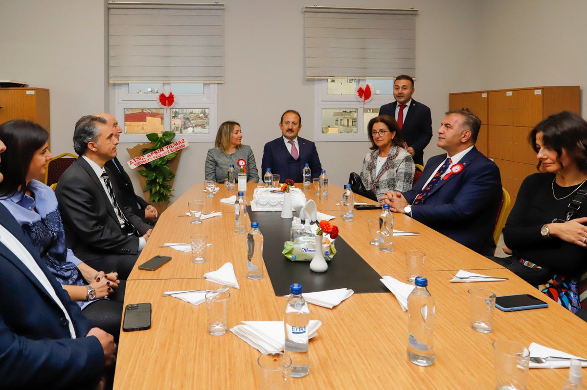MersinMEM's tweet photo. Mersin Valimiz Sayın Ali Hamza PEHLİVAN, 24 Kasım Öğretmenler Günü münasebetiyle Abdülkadir Gürüz Ortaokulu'nu ziyaret etti.
@ahpehlivan53 @AdemKoca46 #Mersin

✍️ https://t.co/sRcjuOXPju https://t.co/FqISeXqMVQ