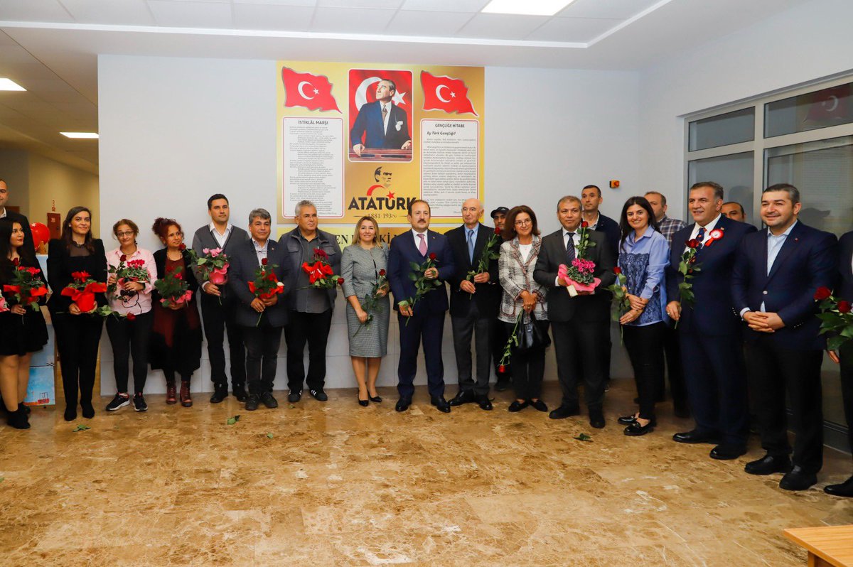 MersinMEM's tweet photo. Mersin Valimiz Sayın Ali Hamza PEHLİVAN, 24 Kasım Öğretmenler Günü münasebetiyle Abdülkadir Gürüz Ortaokulu'nu ziyaret etti.
@ahpehlivan53 @AdemKoca46 #Mersin

✍️ https://t.co/sRcjuOXPju https://t.co/FqISeXqMVQ