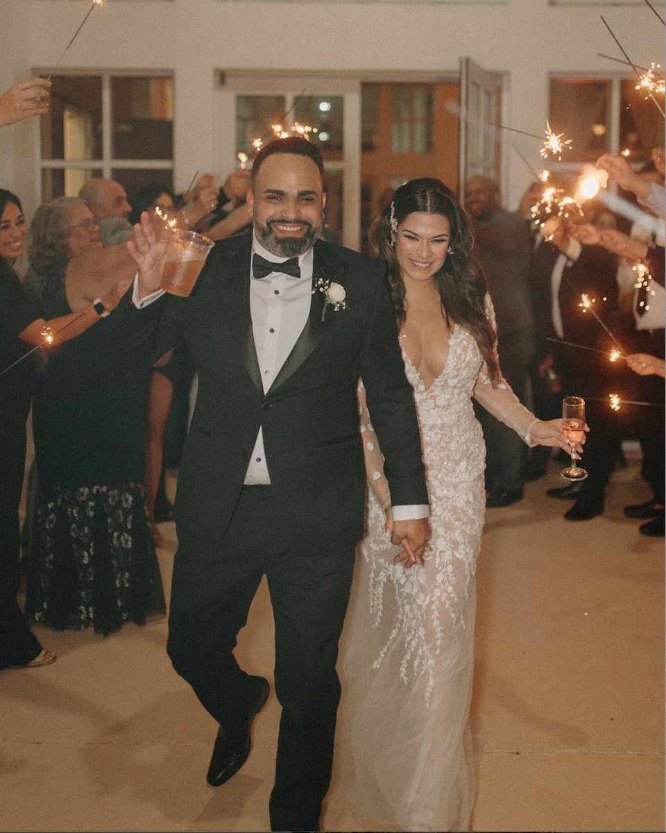 Happy Thanksgiving 💛 We're feeling extra thankful for all our brides! 

For 24 hours, enjoy 20% OFF sitewide - plus an extra 5% off for Diamond Members! 

Instagram/lighthousephotography_gr, tinytoesandthingstoknow, uploaded by Ana. C