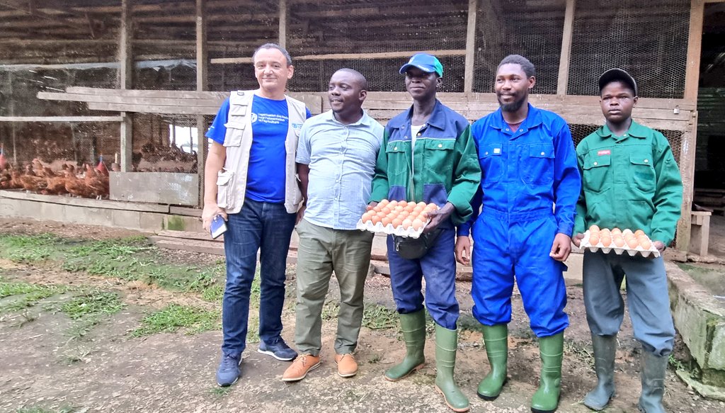 OnuGabon's tweet photo. Visite de l'Equipe Pays avec la Coordonnatrice Résidente @SavinaAmmassari chez un producteur de poulets et d'œufs. Depuis 8 ans il approvisionne Lambaréné et Libreville avec appui de la @FAOAfriqueCent. Bel exemple de durabilité ! #SDGs #Agenda2030 https://t.co/41BfgYEoBZ