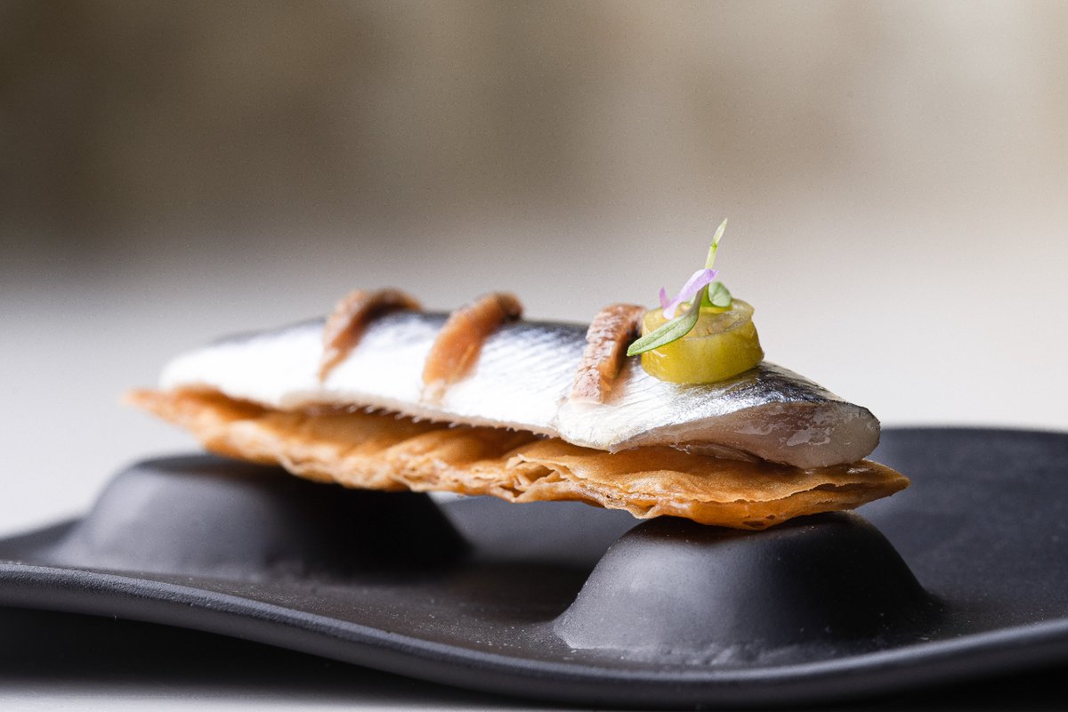 teatrokitchen's tweet photo. 🌟“Philomonio” de boquerón &amp; anchoa🌟: un clásico reinventado que recordarás hasta que el último bocado os separe.

👨‍🍳 @oliverpelu
#seafoodbarcelona  #restaurantesbarcelona  #foodlovers  #foodstyling  
#foodiesbarcelona #teatrorestaurant 
#teatrobarcelona https://t.co/pXfOsUSeX5