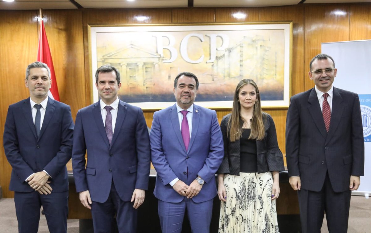 MEF_Paraguay's tweet photo. El ministro @OscarLlamosas participó en el acto de posesión de cargo de @carmarin01 como Miembro Titular del Directorio del @BCP_PY, que se realizó en la sede de la Banca Matriz. https://t.co/2SWIyKsCKW