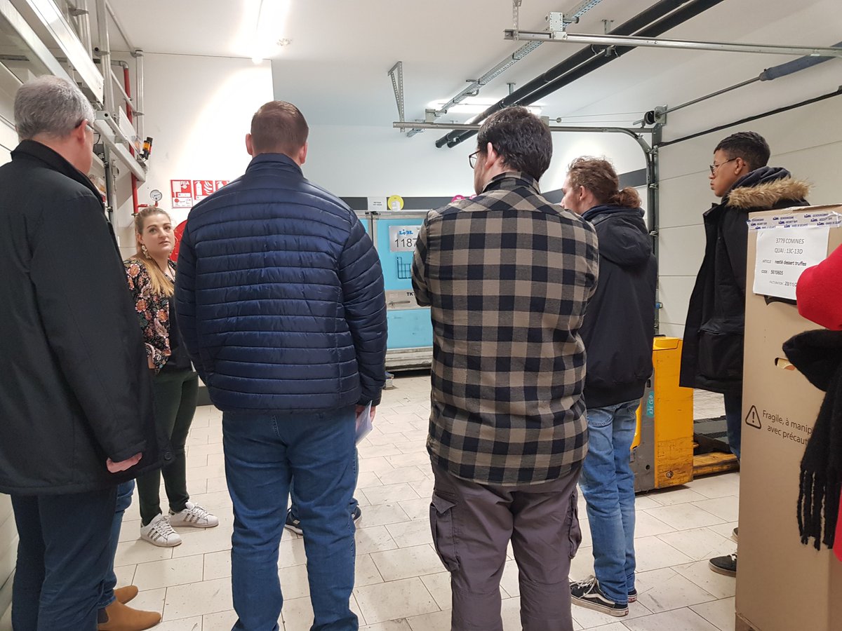 CSpenninck's tweet photo. #poleemploi d'Halluin avec la mairie de @comines et  @emploi_MELT 3⃣eme visite d'entreprise chez LIDL🚀Découverte des métiers et des opportunités de recrutement pour les candidats🎯 #recruterautrement avec le Comines Tour! On reste #TousMobilisés👍 https://t.co/ZiHULjS2Sc