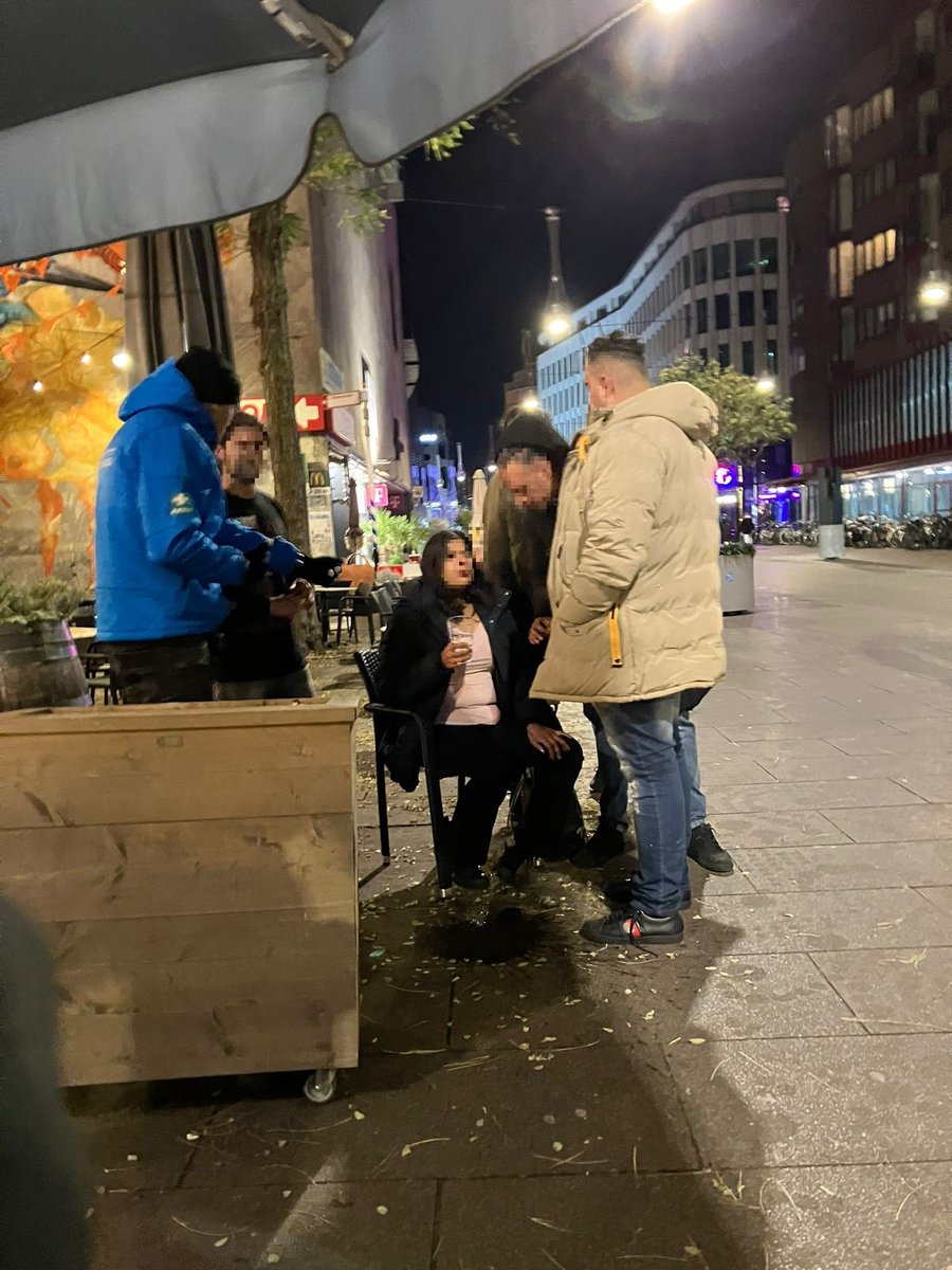 Afgelopen weekend hebben de horecastewards meerdere keren EHBO verleend in de binnenstad van Den Haag!

Meermaals op de avond was er sprake van een onwelwording door mogelijk overmatig alcohol consumptie. Drink met mate!

#uitgaan #ehbo #horecastewards #denhaag