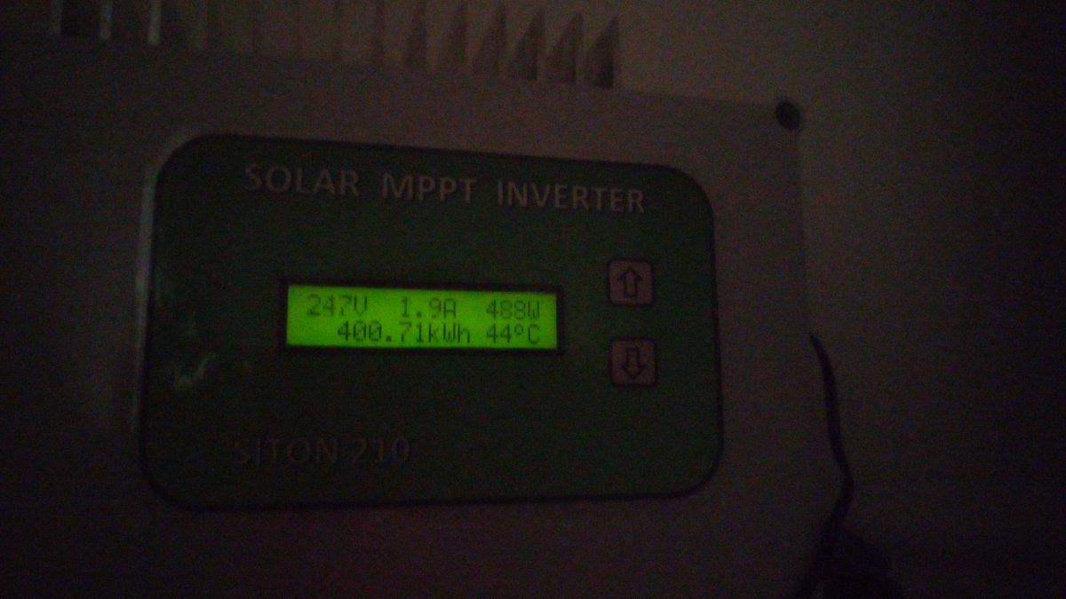 GeekTata's tweet photo. 2.9. 0kWh - start
22.9. 100kWh
7.10. 200kWh
25.10. 300kWh
24.10. 400 kWh
#DIYFVE a #Siton210
Minulý týden temna a sněhu jsme vyráběli zhruba 0,4 kWh a bojler jsem musel začít ohřívat ze sítě. Včera a dnes udržujeme teplou zase ze sluníčka.
Panely pod sněhem vyrobily 0 kWh. https://t.co/muay7JWNl5