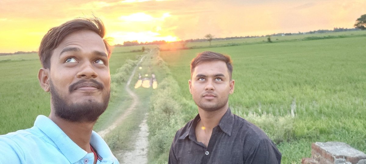 SIPPUPANDIT2's tweet photo. नजारा बदल रहा हैं,
और दिन का सूर्यास्त हो रहा है।
हम तो उपर देख रहे हैंl
लेकिन....
नजारा नीचे का बदल रहा हैं॥
::::::::#SIPPU_PANDIT ✍️✍️:::::::: https://t.co/070Of2HVM7