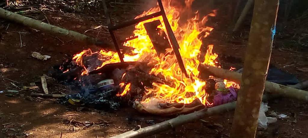 Redi_andes's tweet photo. #24Nov || FANB en lucha contra los grupos delincuenciales, en labores de patrullaje localiza y destruye garitas de alerta del grupo delincuencial armado Las 3R, dedicado a la destrucción del ambiente y explotación ilegal de minerales, en área boscosa protegida del estado Bolívar. https://t.co/eVF3ruWjQY