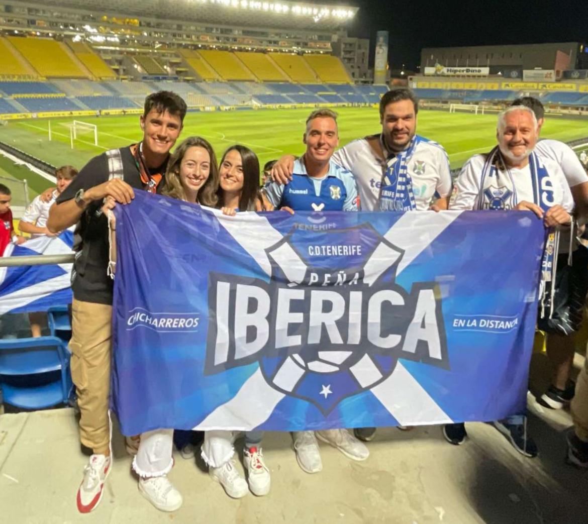 👋🏽▶️ Saludamos a Patricia Losada de la Peña Ibérica para conocer como van a ver el #DerbiCanario los aficionados blanquiazules en la península

✈️ También saludamos a nuestros embajadores <a href="/InmaBacalladoF/">Inma Bacallado 🇮🇨🏴󠁧󠁢󠁳󠁣󠁴󠁿</a> <a href="/DrBencomo/">DrBencomo</a> <a href="/JaimeMendez32/">Jaime Méndez Mohamed 🏴󠁧󠁢󠁳󠁣󠁴󠁿🇮🇨</a> y <a href="/danirodrigueztf/">Daniel Rodríguez</a>