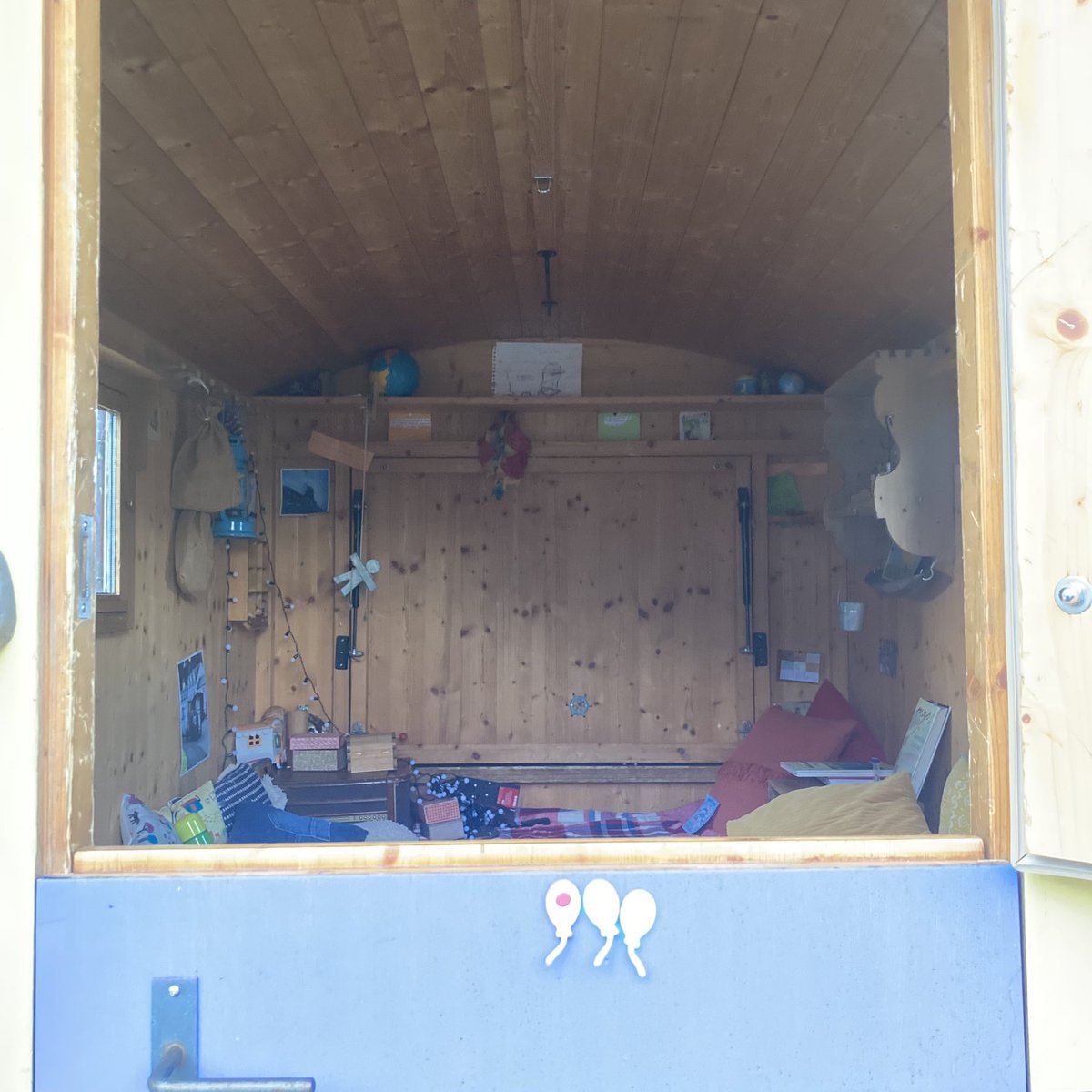 hermionemiao's tweet photo. What an unbelievable experience to have shepherd’s hut in an academic conference? Christian Hanser has made this hut a space full of educational stories. And I did not even mention the fire and the dog. #seraconf22 https://t.co/BWlD5apVIw