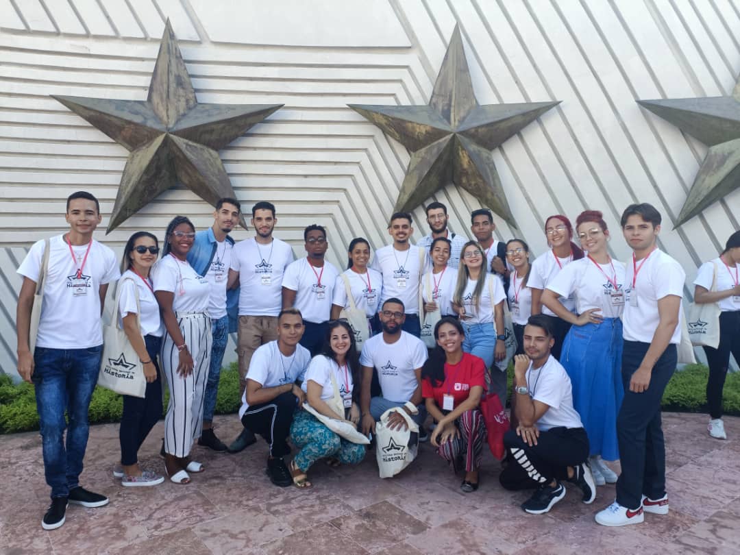 feu_orientec's tweet photo. Ya están en la base del monumento al Mayor General Antonio Maceo de la plaza que lleva su nombre nuestros delegados al #XIIIFNH que organiza la @FeuCuba. En breves minutos quedará oficialmente inaugurado el magno evento que reúne a más de 100 delegados de toda #Cuba. Síguenos. https://t.co/3IVbf32ZEq