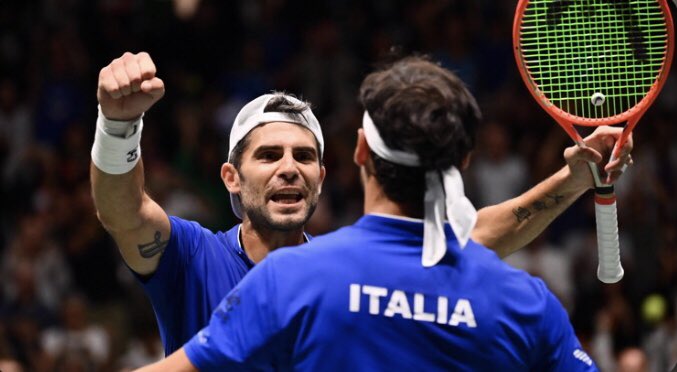 FiorinoLuca's tweet image. Fabio #Fognini e Simone #Bolelli si aggiudicano il punto vittoria in doppio e portano gli azzurri in semifinale di Coppa Davis 2022.

Un gruppo unito che si è compattato dimostrando di essere forte malgrado le assenze.

L’Italia NON si arrende MAI!

#DavisCup 🇮🇹
