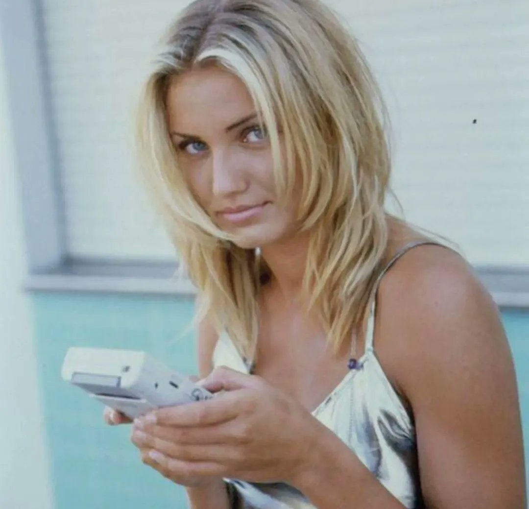 RT @sluts_guts: 90s Cameron Diaz rocking the original gameboy #backintheday https://t.co/Tz3z3pcfWK