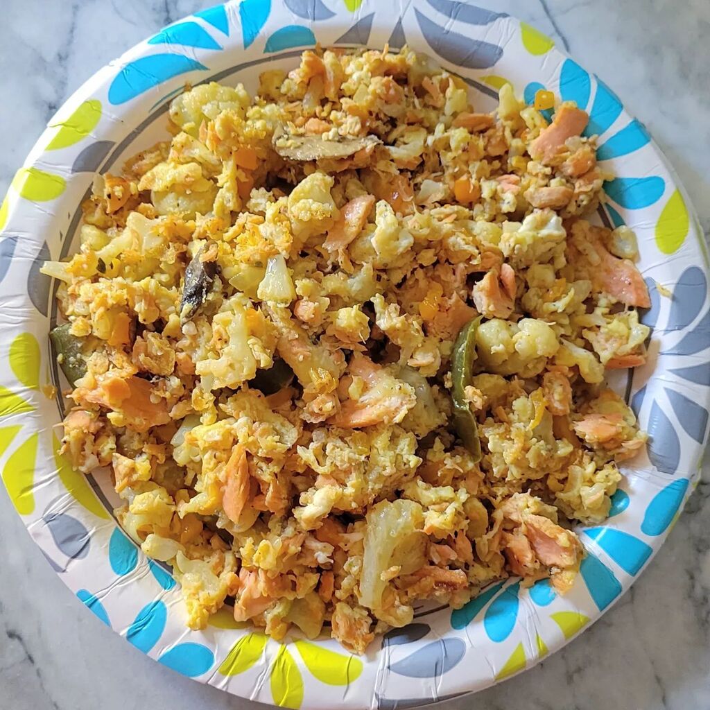 itssonecessary's tweet photo. Salmon, cauliflower egg scramble...with peppers, mushroom and cheddar. One thing about my pescatarian journey, imma make DELICIOUS food, cuz if it's not yummy you can keep it!!!! #breakfastideas #pescatarianrecipes #eggrecipes #breakfastrecipes #imsuchaf… https://t.co/6PG5E6I0z4 https://t.co/mociefWfaL