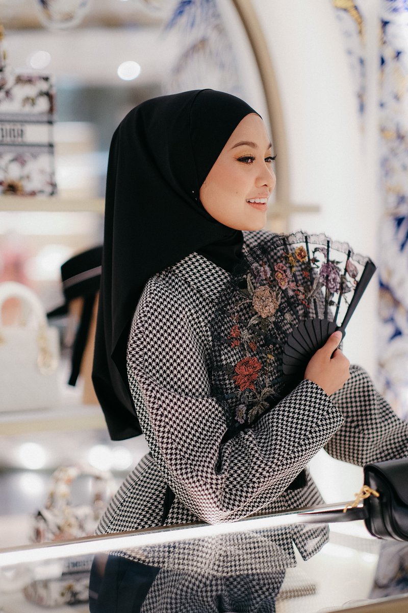 _nabilarazali's tweet photo. Make me a fragrance that smells like love - Christian Dior ♥️
.
Come and join us here at Dior Cruise 2023 Pop-Up in The Gardens Mall till 2nd Jan’23 ✨

#DiorCruise23 #Dior @dior #DiorMY https://t.co/X6ilO5jQQt