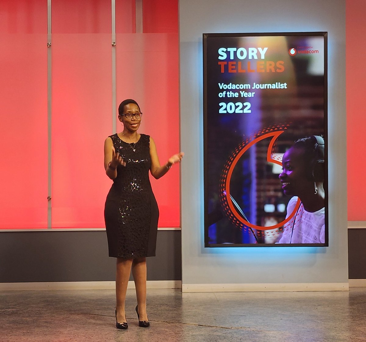 The journalists and guests in the room are welcomed by Takalani Netshitenzhe, Chief Officer Vodacom South Africa External Affairs, who reminds us that this is the first physical Vodacom Journalist of the Year in three years. #VJOY2022