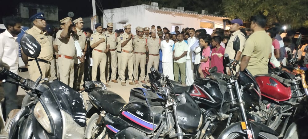 SPNARAYANPET's tweet photo. #CommunityContact program was organized with police officers and staff under the directions of Sri. K. Satyanarayana SDPO Narayanpet in SC colony in Maganoor mandal . 33 two-wheelers and 3 autos without proper documents were seized. https://t.co/NJsTEYd5k5