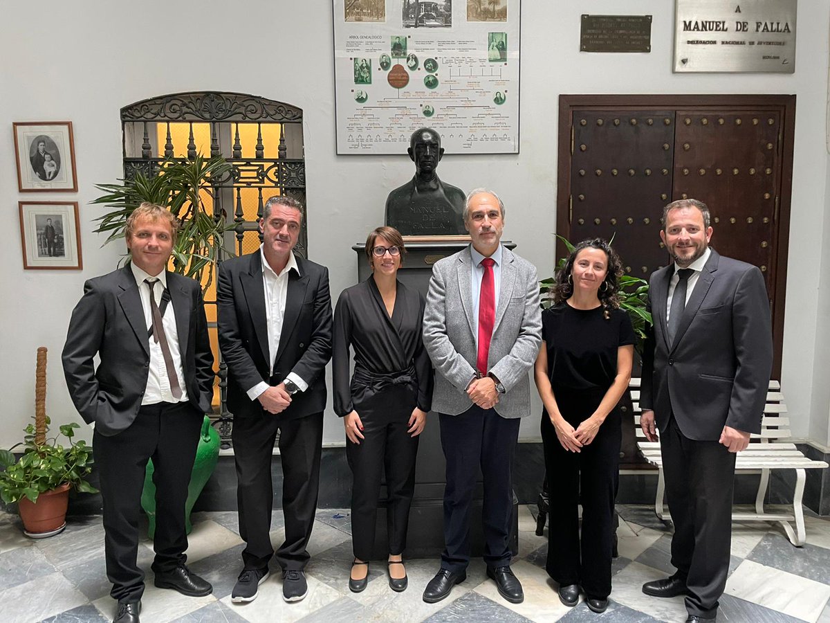 Ayer 23 de noviembre se celebró el 146º aniversario del nacimiento de Manuel de Falla, compositor gaditano y universal y cuyo nombre lleva nuestro centro. Se celebró un concierto con un quinteto de profesorado del conservatorio en su casa natal en Plaza de Mina.