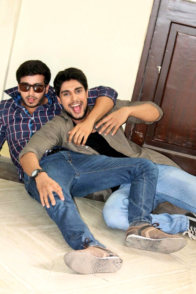 itsmeshwetaa_22's tweet photo. Beta #SaRth tumlogo k chhakar mai nahi hua tha😒😂
Yh dukh jindagi bhar rahega😂
Okaiee Sanyukta loves sadu Randhir but
Harshi loves Anku🤧
But all above #ParAn is best😘😂
#Saddahaq #AnkitGupta #ParamSingh #HarshitaGaur #Parthkashyap #Randhirsinghshekhawat
#Sandhir #ParSh https://t.co/xBGjabTIBR