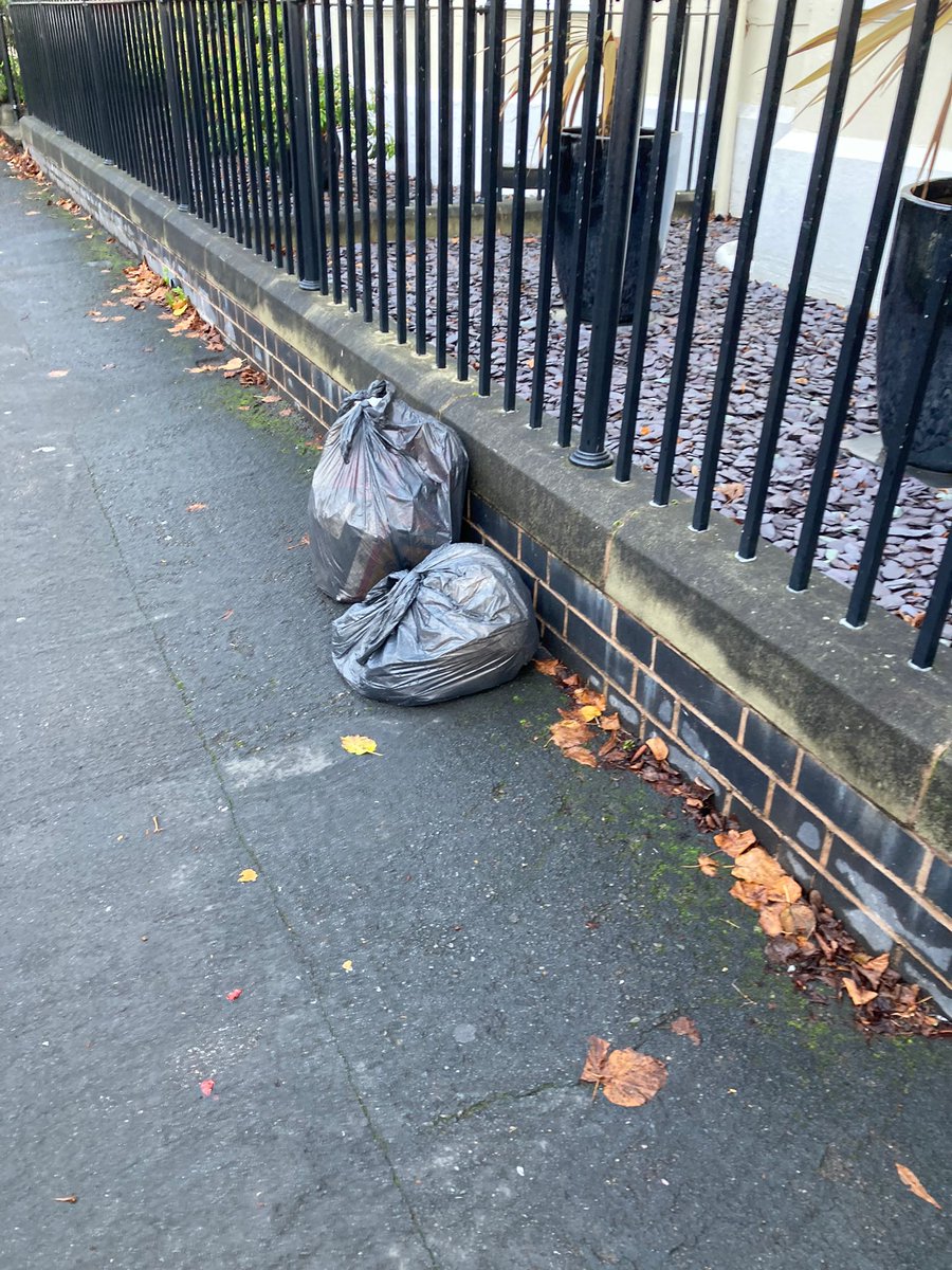 leamtogether's tweet photo. 𝐒𝐏𝐎𝐓 𝐓𝐇𝐄 𝐃𝐈𝐅𝐅𝐄𝐑𝐄𝐍𝐂𝐄!
Compare refuse from a resident paying £2,500 council tax with an HMO paying no council or business tax, where 13 students pay over £75,000 rent for 11 months. Who's picking up the tab for @Warwick_DC services? @warwickuni - time to pay up! https://t.co/o3hfeuKTt3