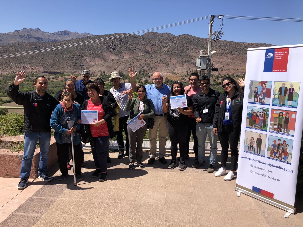 MDSCoquimbo's tweet photo. 🏡En #RíoHurtado nuestro Seremi de @MDSCoquimbo @eduardoalcayaga junto al Dir. de @FOSISCoquimbo, Alejandro González y @muniriohurtado encabezaron la ceremonia de certificación del #ProgramaHabitabilidad que aumentó la calidad de vida de 7 familias con mejoras en sus viviendas🏠 https://t.co/z0M1Qp7y14