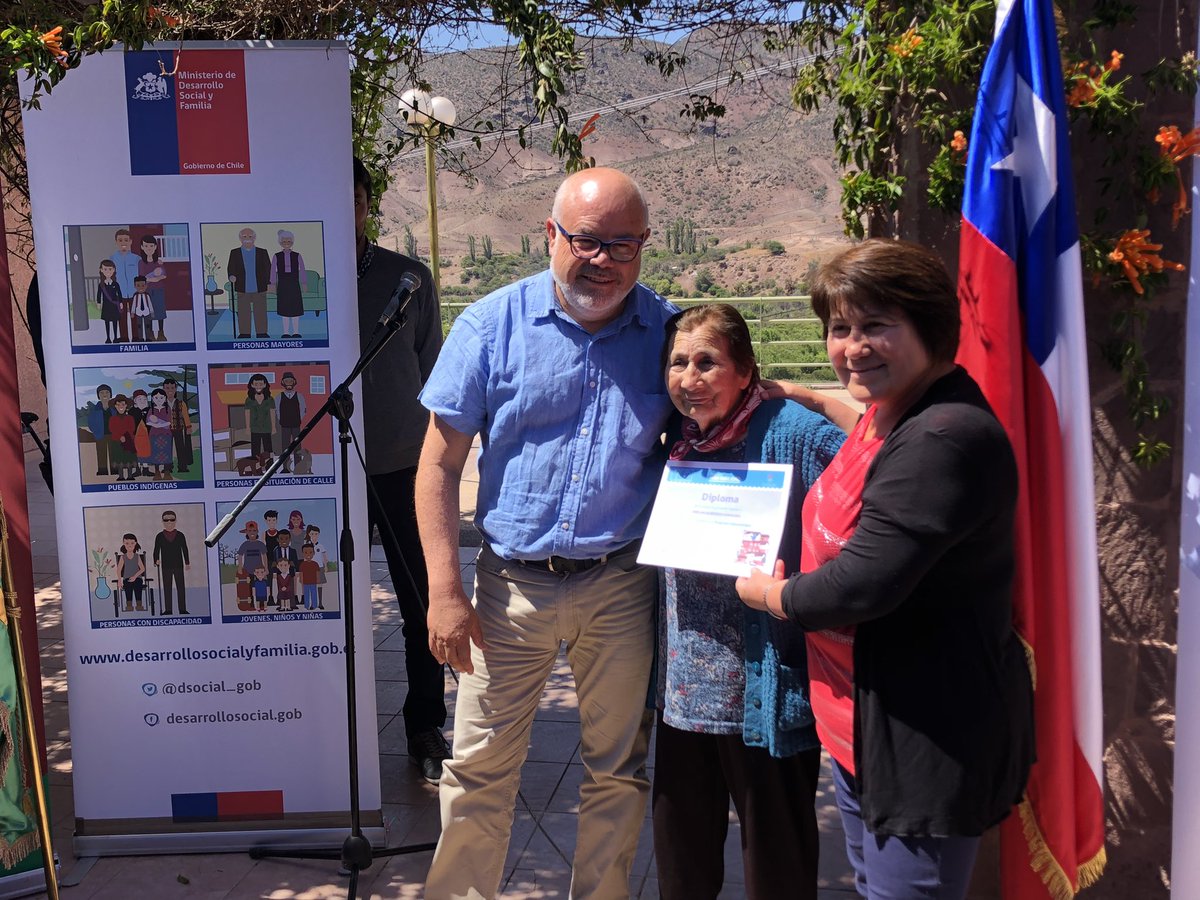 MDSCoquimbo's tweet photo. 🏡En #RíoHurtado nuestro Seremi de @MDSCoquimbo @eduardoalcayaga junto al Dir. de @FOSISCoquimbo, Alejandro González y @muniriohurtado encabezaron la ceremonia de certificación del #ProgramaHabitabilidad que aumentó la calidad de vida de 7 familias con mejoras en sus viviendas🏠 https://t.co/z0M1Qp7y14