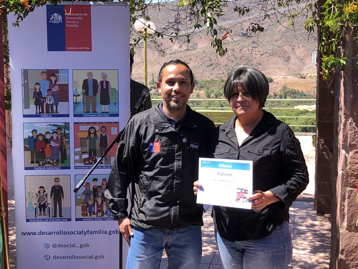 MDSCoquimbo's tweet photo. 🏡En #RíoHurtado nuestro Seremi de @MDSCoquimbo @eduardoalcayaga junto al Dir. de @FOSISCoquimbo, Alejandro González y @muniriohurtado encabezaron la ceremonia de certificación del #ProgramaHabitabilidad que aumentó la calidad de vida de 7 familias con mejoras en sus viviendas🏠 https://t.co/z0M1Qp7y14