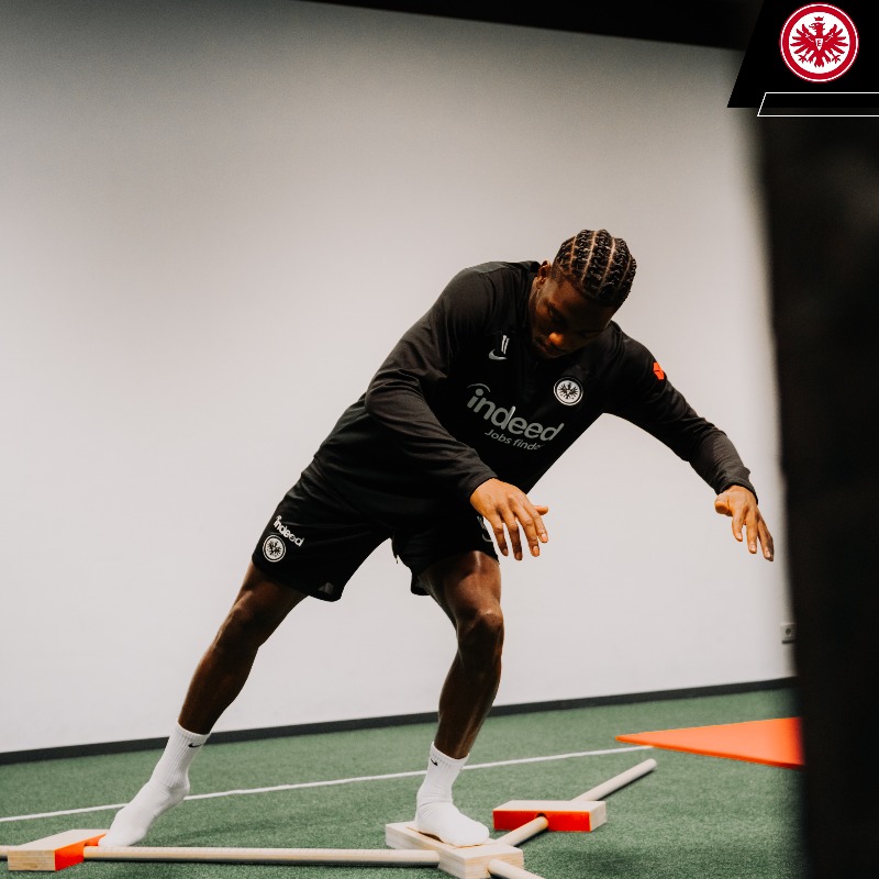 Eintracht's tweet photo. 🏋️‍♂️🏃‍♂️📈
Tag 1 der Leistungstests ✅

Andreas Beck, Leiter Athletik, Prävention und Rehabilitation, erklärt die Hintergründe ⏬

#SGE