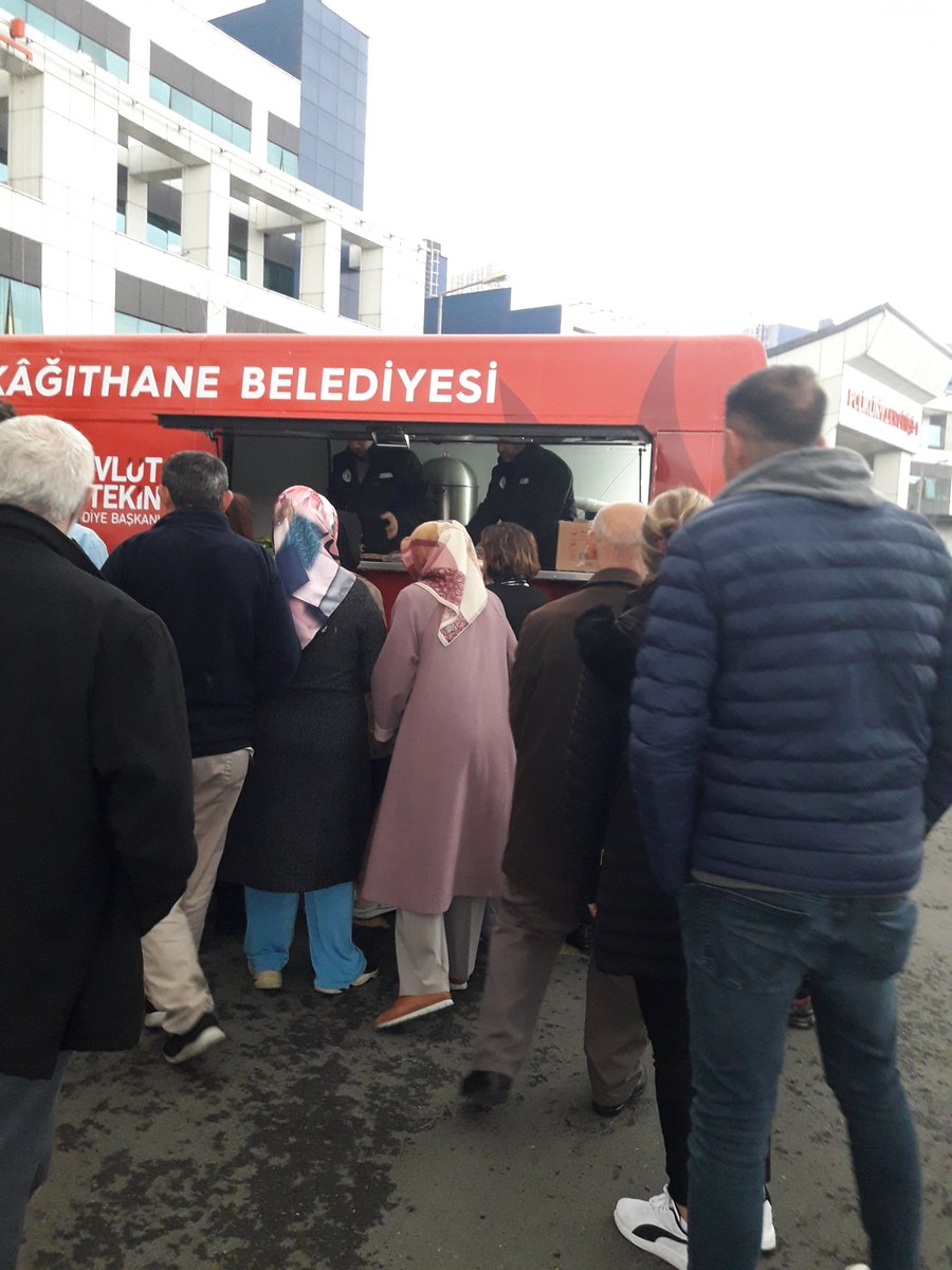 Sn Belediye Başkanımız <a href="/MevlutOztekin/">Mevlüt Öztekin</a> Selamlarını Ileterek Seyrantepe  Şişli  Etfal Hastanesinde Vatandaşlaramiza Corba Ve Cay Ikramda  Bulunduk