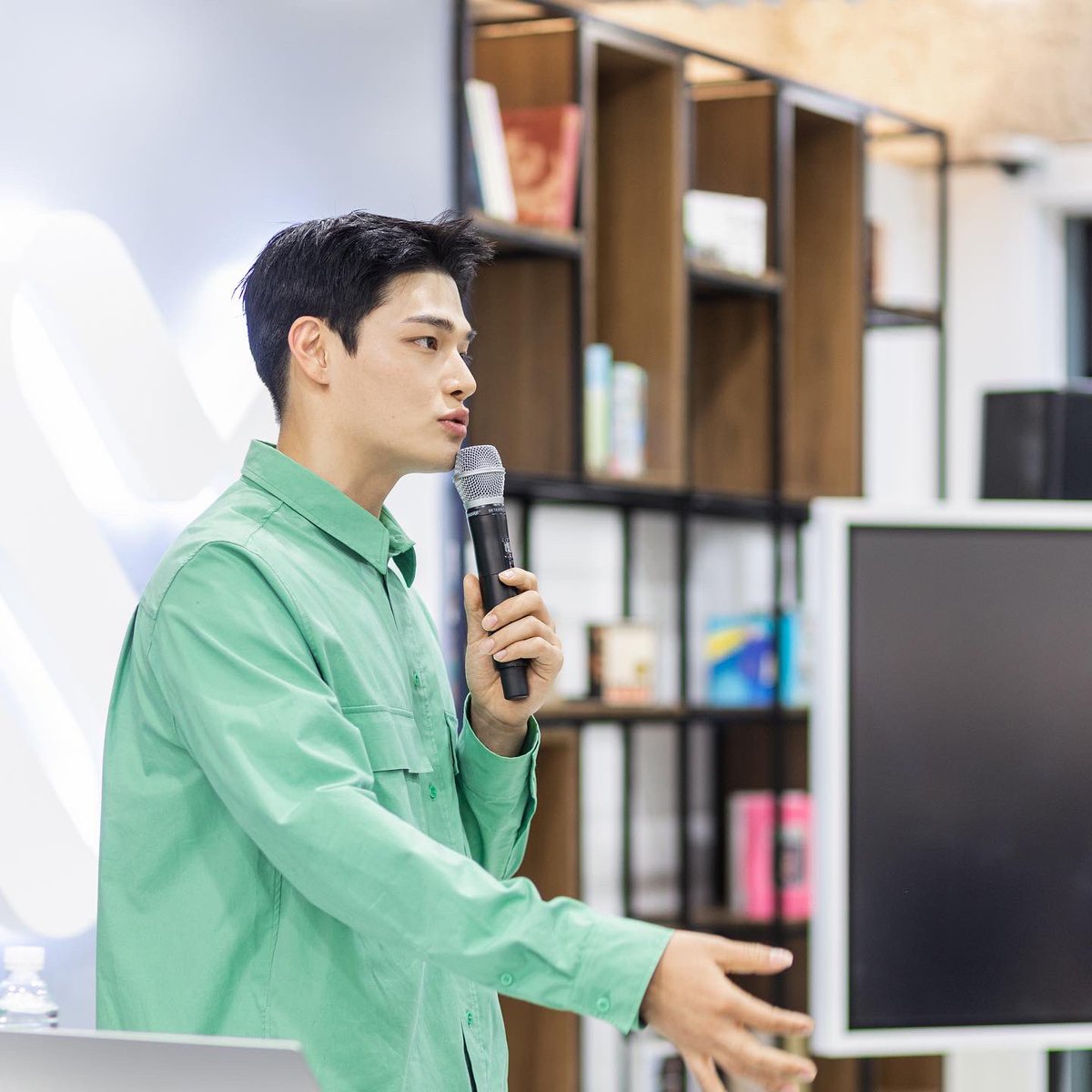 SMUniverse_kor's tweet photo. ⠀⠀
요즘 너무 과로하는 거 아니에요?
24시간 얼굴로 열일하는 만능테이너 정혁의 텐션갑 강의현장 

-

Aren't you working too hard these days?
Jung Hyuk, our diligent multi-talented entertainer!

#SMUNIVERSE #PRESMU #KSTAGE #MODEL #ACTING #ESteem #에스팀 #모델 #정혁 https://t.co/r8pQZuQnYl