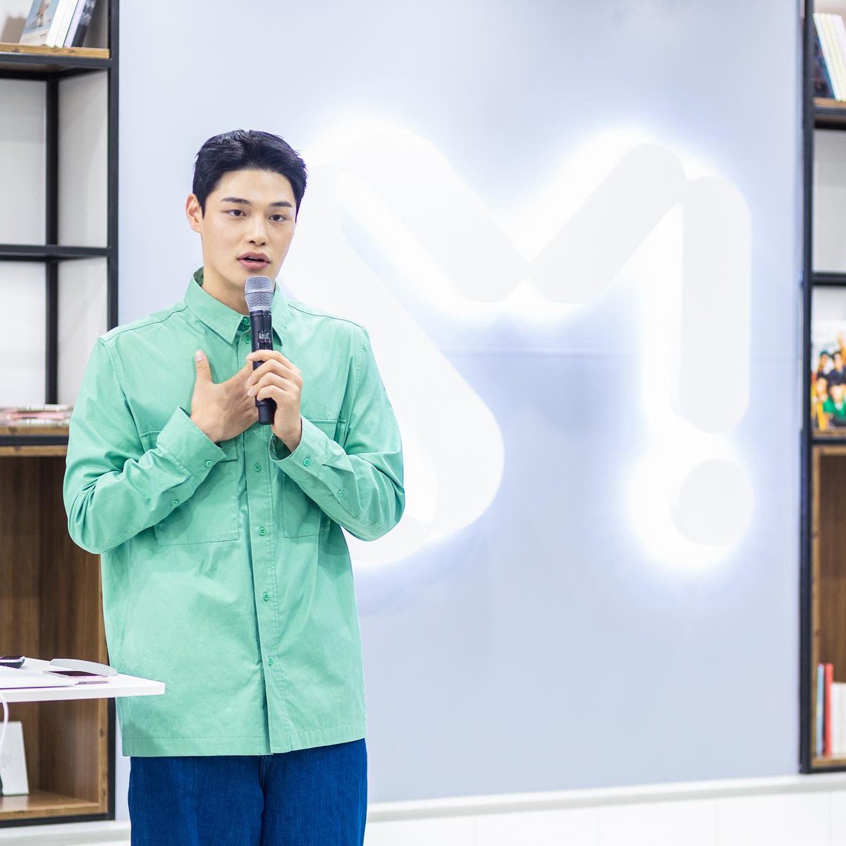 SMUniverse_kor's tweet photo. ⠀⠀
요즘 너무 과로하는 거 아니에요?
24시간 얼굴로 열일하는 만능테이너 정혁의 텐션갑 강의현장 

-

Aren't you working too hard these days?
Jung Hyuk, our diligent multi-talented entertainer!

#SMUNIVERSE #PRESMU #KSTAGE #MODEL #ACTING #ESteem #에스팀 #모델 #정혁 https://t.co/r8pQZuQnYl