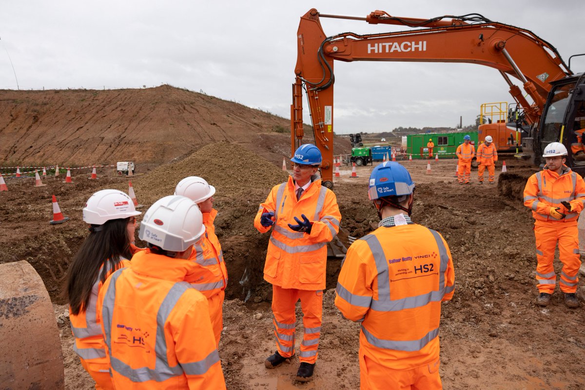 hmtreasury's tweet photo. Chancellor @Jeremy_Hunt visited @HS2ltd today where he met workers and CEO Mark Thurston. 

Building infrastructure across the UK will help grow our economy, and that's why the government is providing £600bn in capital investment over the next 5 years. https://t.co/cJcAMLB61H