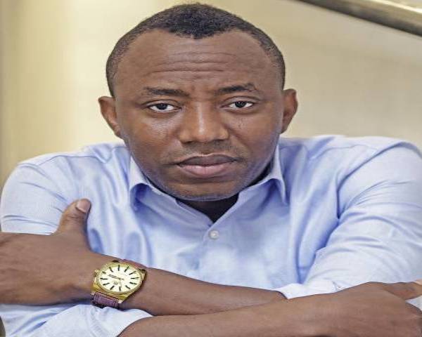 SaharaReporters's tweet photo. N218Billion Buhari Government Spent To ‘Redesign’ Naira Notes Should Have Been Given To University Lecturers, ASUU To Conclusively End Strike–Sowore | Sahara Reporters https://t.co/GRnibEKzem https://t.co/nVY3IxJtza
