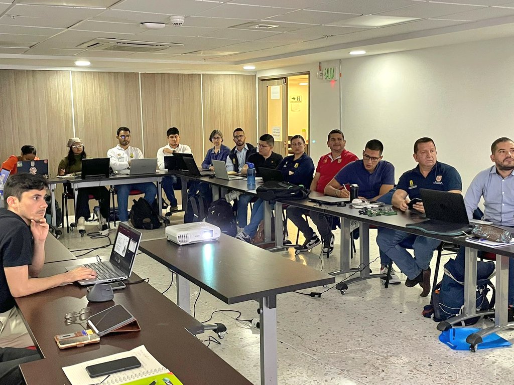 RiesgoCali's tweet photo. Recibimos un valioso taller en Modelación de Riesgos Sísmicos para Cali por @GEMwrld y el Royal Haskoning de Holanda como insumo para la actualización del Plan Distrital de Gestión del Riesgo.

¡Aprendemos para enseñar y seguir sirviendo con profesionalismo a nuestra ciudad! ✋ https://t.co/UKCImm8t1H