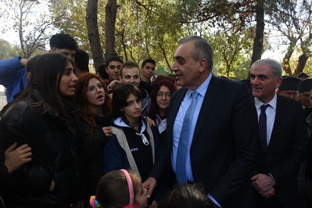 BucaKaymakamlk's tweet photo. Kaymakamımız Sayın Mahmut Nedim TUNÇER, “100. Yılda Su Ürünleri İle Sağlıklı Çocuk Sağlıklı Nesiller Projesi” kapsamınfa Ömer Seyfettin Mesleki Ve Teknik Anadolu Lisesi öğrencileri ile bir araya geldi. https://t.co/5DVeXR0zHw