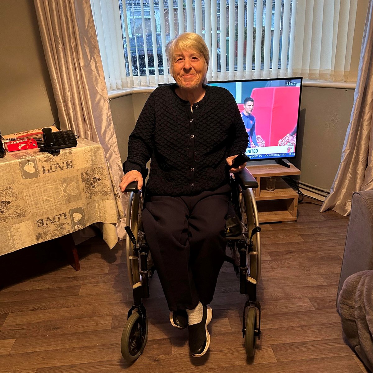 🙌💜 What a lovely story in #Mansfield...

Annette has wanted her bungalow updating for a while now so her #Carers have decided to help her out. So far they've helped her with a new sofa, cabinets, flooring and have even painted her walls!

Great job guys 👏