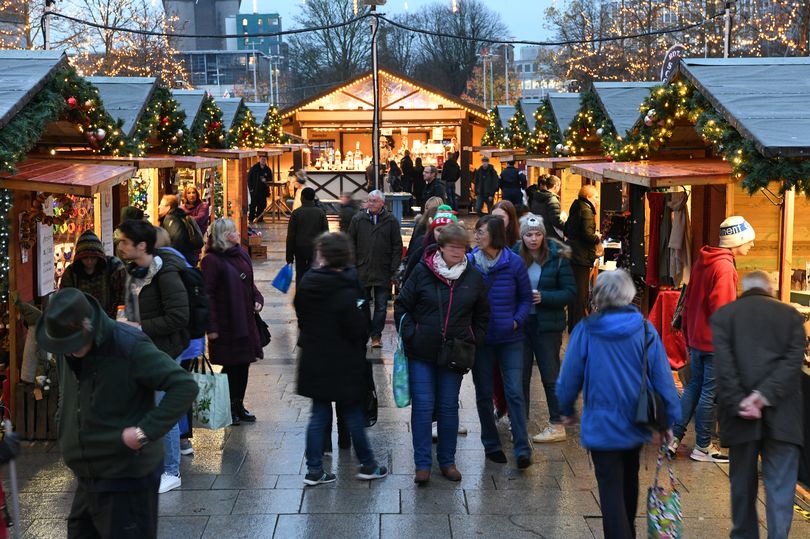 PlymReview's tweet photo. One week to go until the annual #Plymouth #ChristmasMarket!

What better way to get into the Christmas spirit than by being with your family &amp; friends browsing a range of Plymouth's finest food &amp; gift stalls.

Find out more by visiting @Plymouth_Live: https://t.co/QxleAtIl1j https://t.co/Pei0JigeVd
